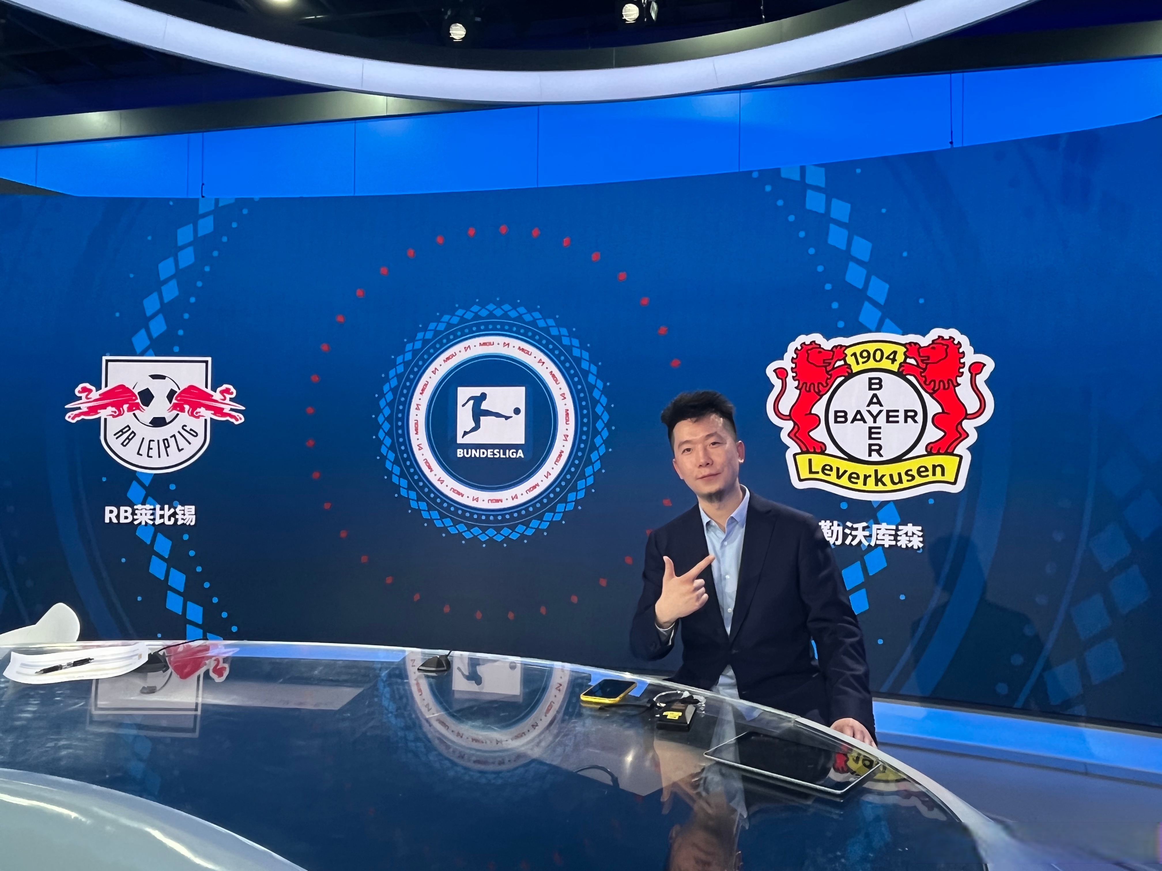 国际比赛日体能课后，勒沃库森官宣签约备战德甲，更衣室稳定，心理建设被强调的简单介绍