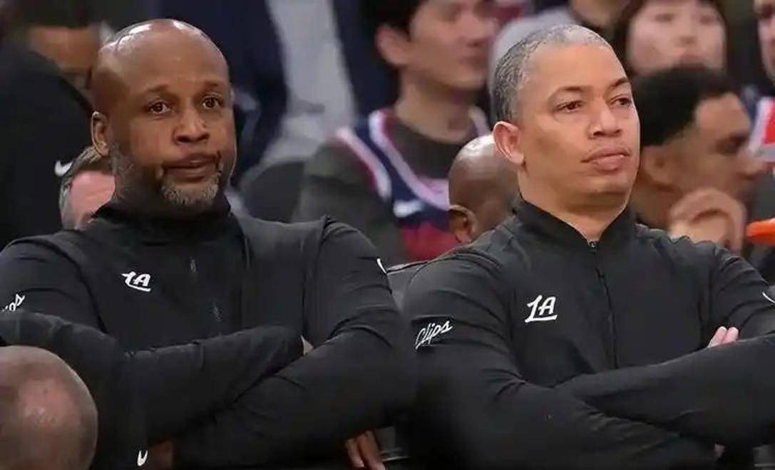 包含今晨纽约尼克斯备战社区盾，战术微调细节曝光，更衣室稳定，赛程密集仍需轮换的词条