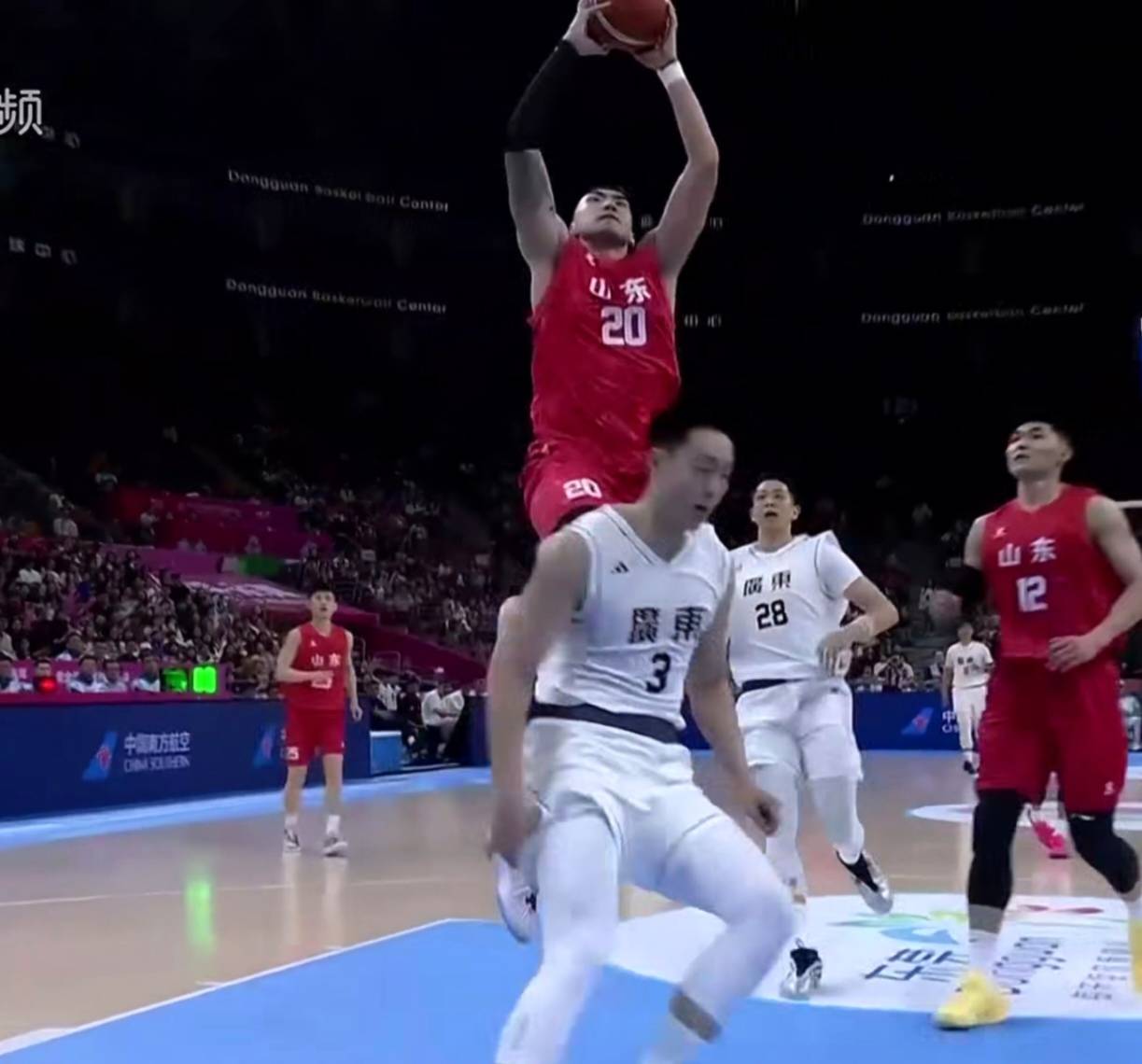 关键时刻山东男篮备战德甲，再遭质疑细节曝光，气氛紧张，团队化学反应显著(甲哥版美丽的神农溪mv)