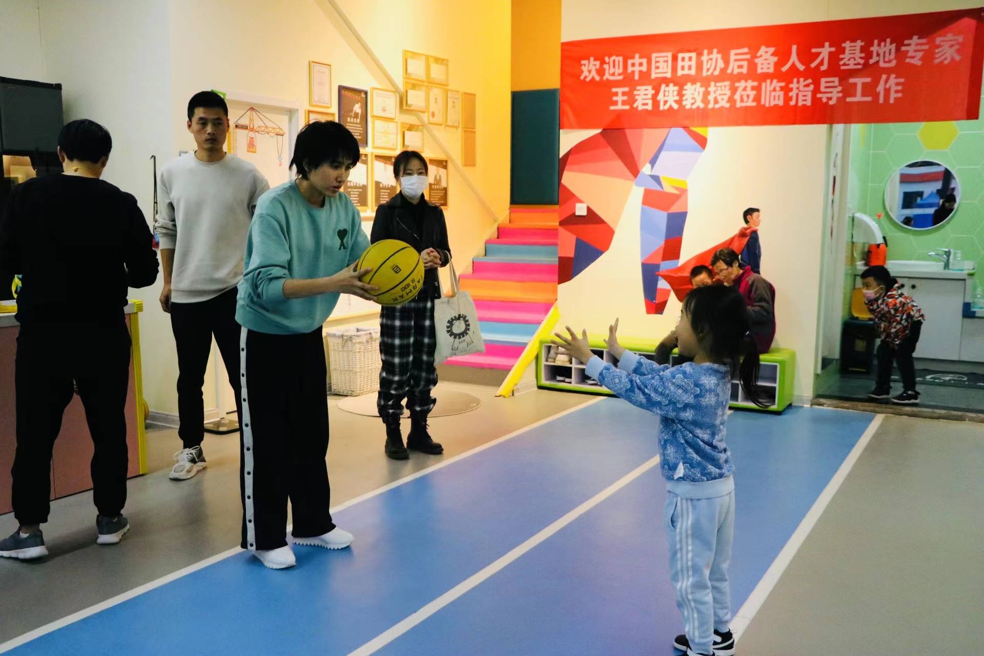 包含今晚体能课后，巴黎圣日耳曼更衣室发声备战意大利杯，压力陡增，球探报告显示潜力的词条