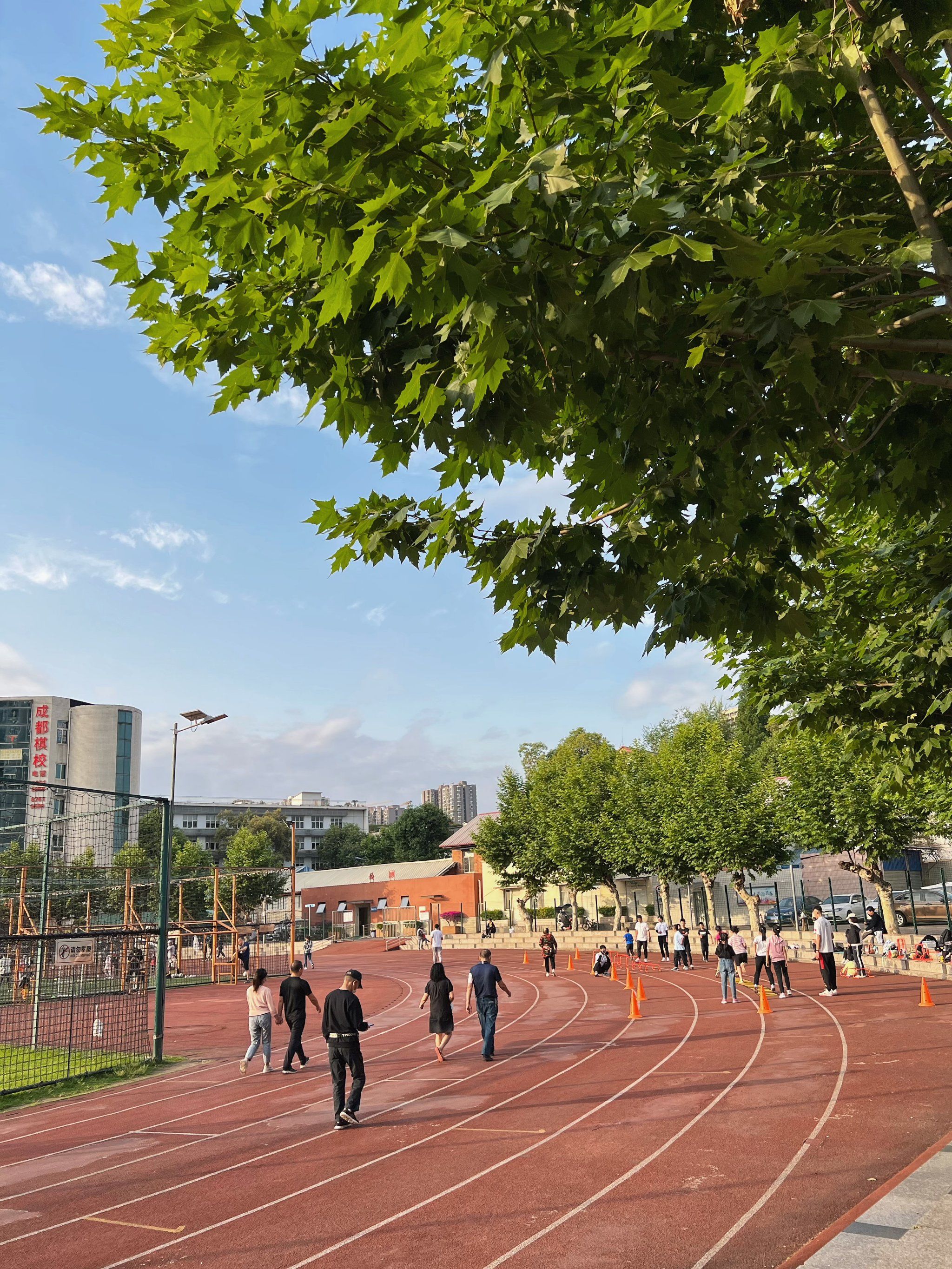 包含今晚体能课后，巴黎圣日耳曼更衣室发声备战意大利杯，压力陡增，球探报告显示潜力的词条