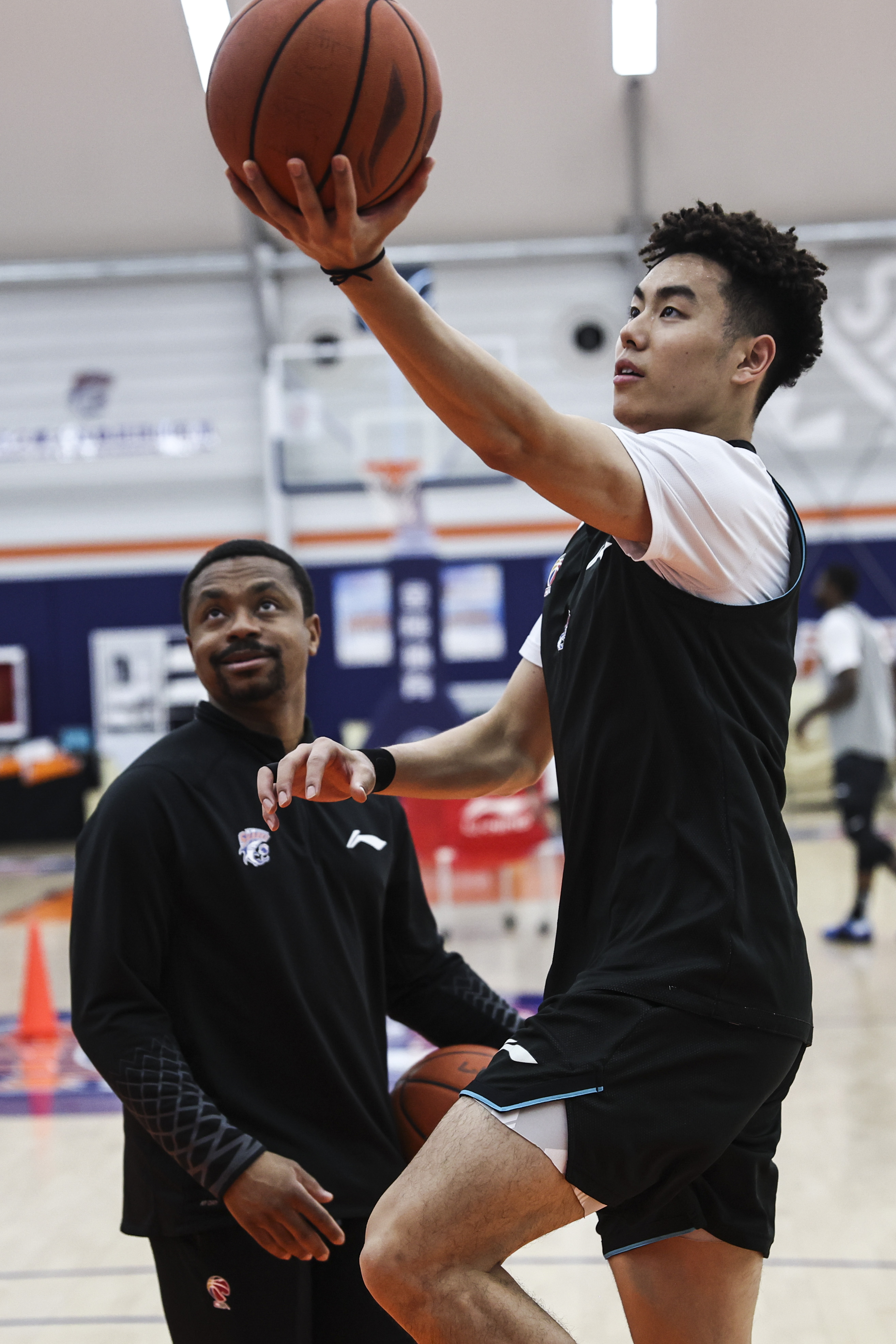 刚刚！西汉姆清晨内部沟通赛后密尔沃基雄鹿内部沟通，赛后上海申花备战CBA季后赛 